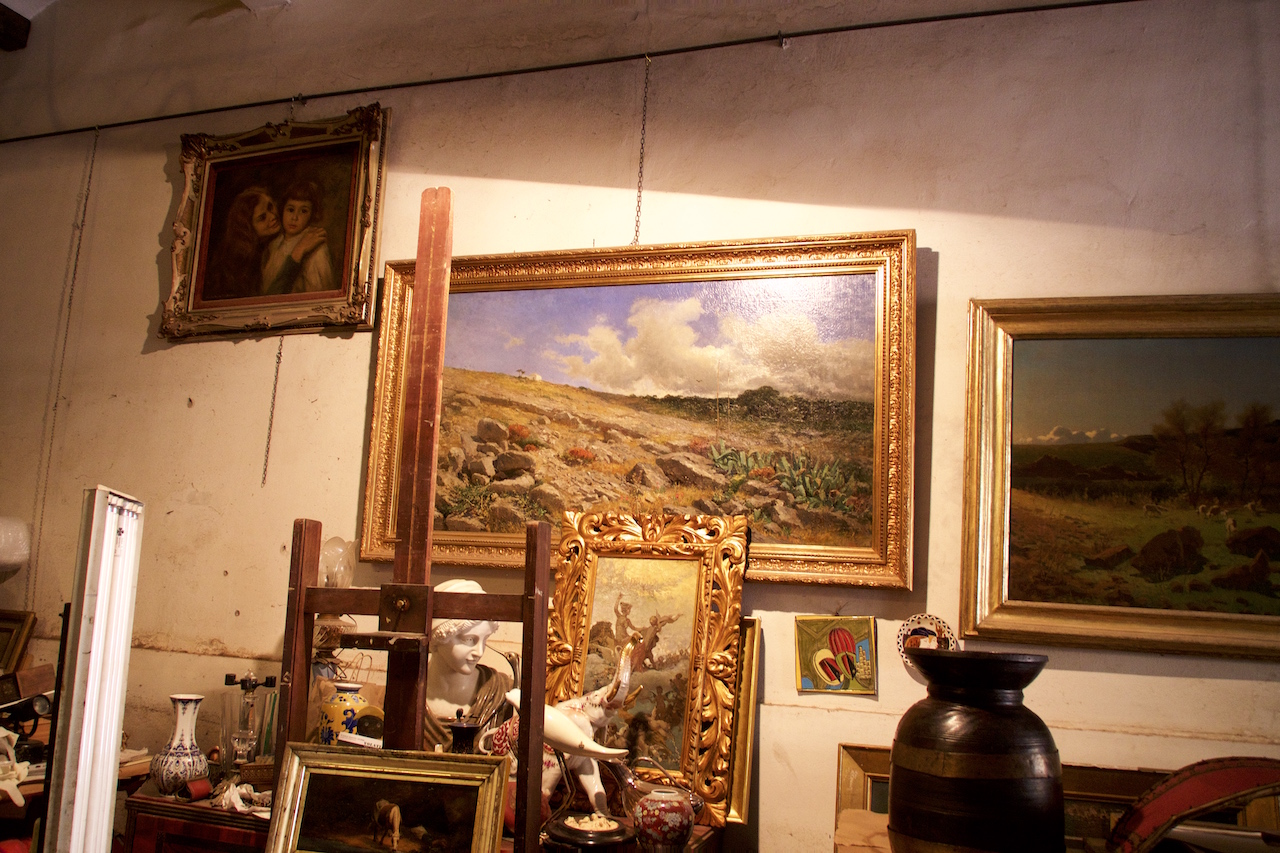 工房には800年代に描かれた絵画が多くあり、写真は今は失われたカプリ島の風景を描いたもの。
